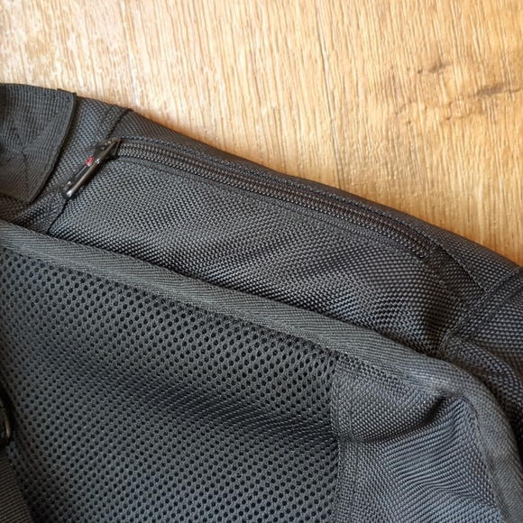 Swiss Gear by Wenger Messenger Bag - Picture 10 of 15